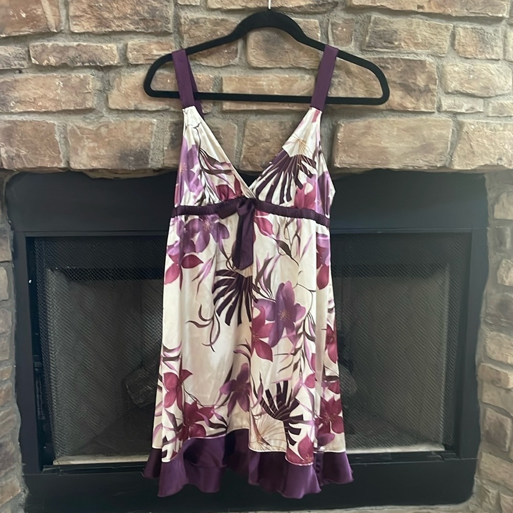 NWOT Gillian & O’Malley white and purple floral nightie. Medium.
